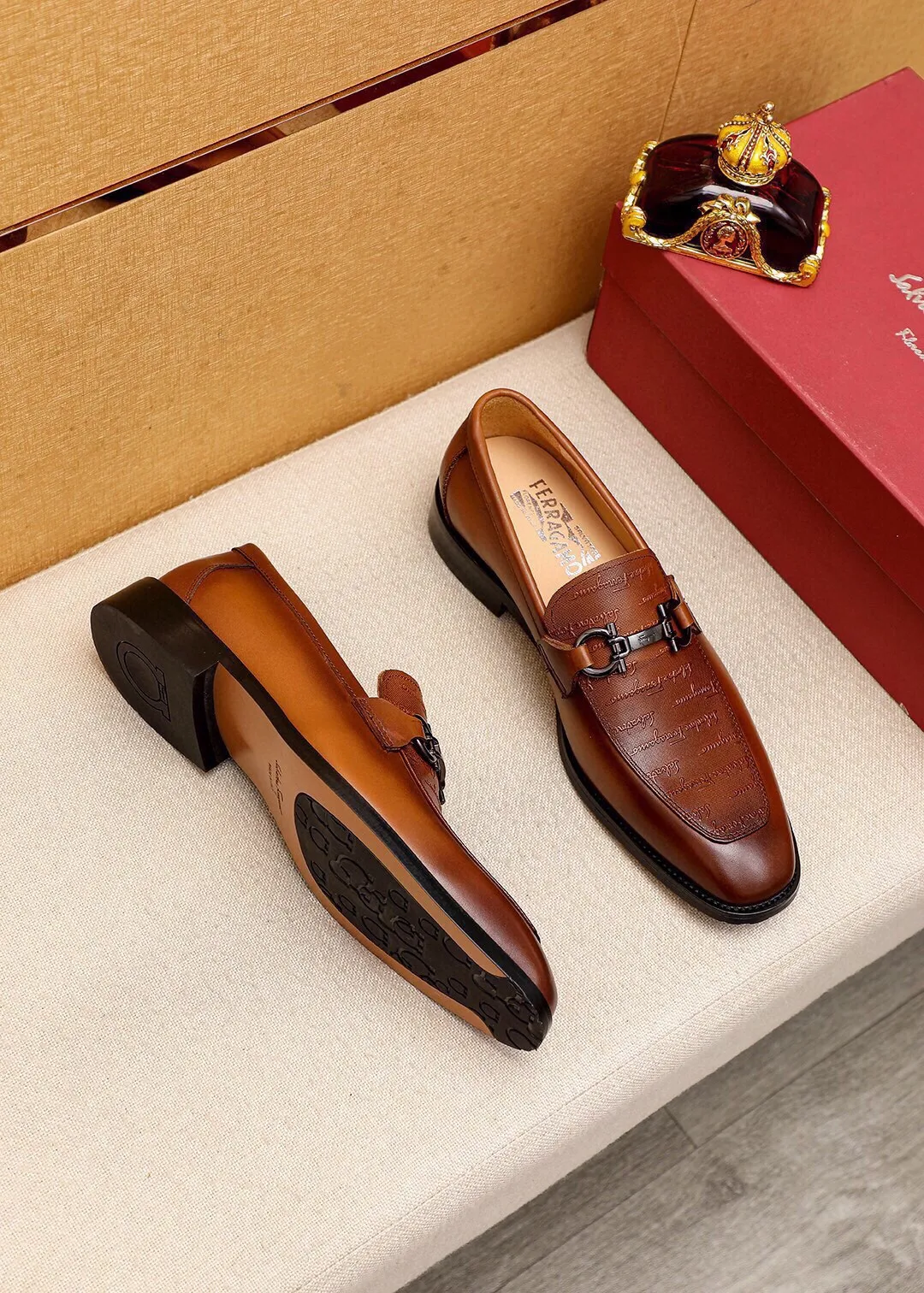 Men's shoes 💰460 💐 Product trademark: Ferragamo "Ferragamo" casual leather shoes Regular size: 38-44 (45.46.47🉑️Customized) Product materials: Selected imported first-layer calfskin embossed upper + luxury hardware buckle, imported water-dyed cow leather lining. Strong three-dimensional visual effect, original outsole color: 2 colors available